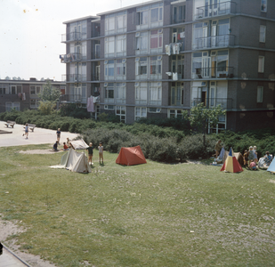 831351 Gezicht op een speelveld tussen de flatgebouwen omgeving Tjepmahof / Kastelenplantsoen te Utrecht.